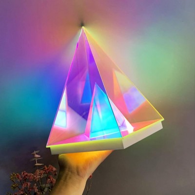 Φωτιζόμενη Ακρυλική Πυραμίδα LED Με Τρισδιάστατο Εφέ 20x12cm