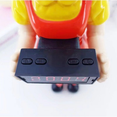 Squid Game Επιτραπέζιο Ψηφιακό Ρολόι - Ξυπνητήρι Younghee με Φωτιζόμενα Μάτια - Ήχους & Βέλη 30x9cm